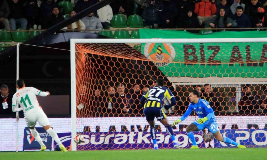 Trendyol Süper Lig: Alanyaspor: 2 - Fenerbahçe: 1 (ilk Yarı)