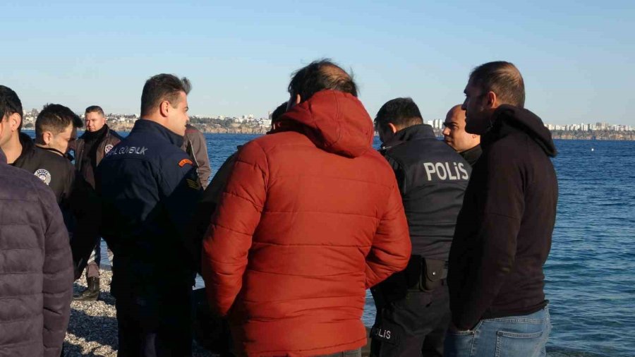 Antalya’da Balık Tutan Vatandaşların Oltasına Ceset Takıldı