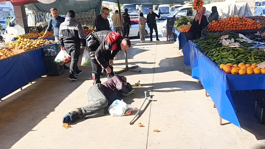 Alkolün Etkisiyle Pazaryerinde Sızdı, Vatandaşlar Uyandıramayınca Polis Ve Sağlık Ekipleri Müdahale Etti