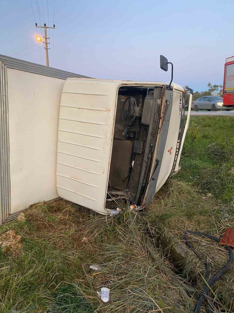 Serik’te Devrilen Kamyonetin Sürücüsü Ağır Yaralandı