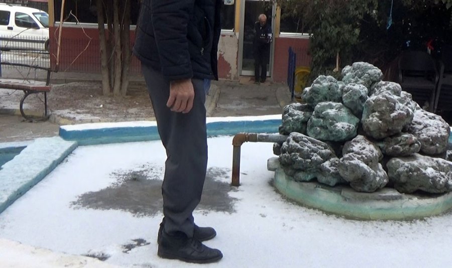 Donan Süs Havuzunda Kimisi Gezdi, Kimisi İse Buzu Çekiçle Kırmaya Çalıştı