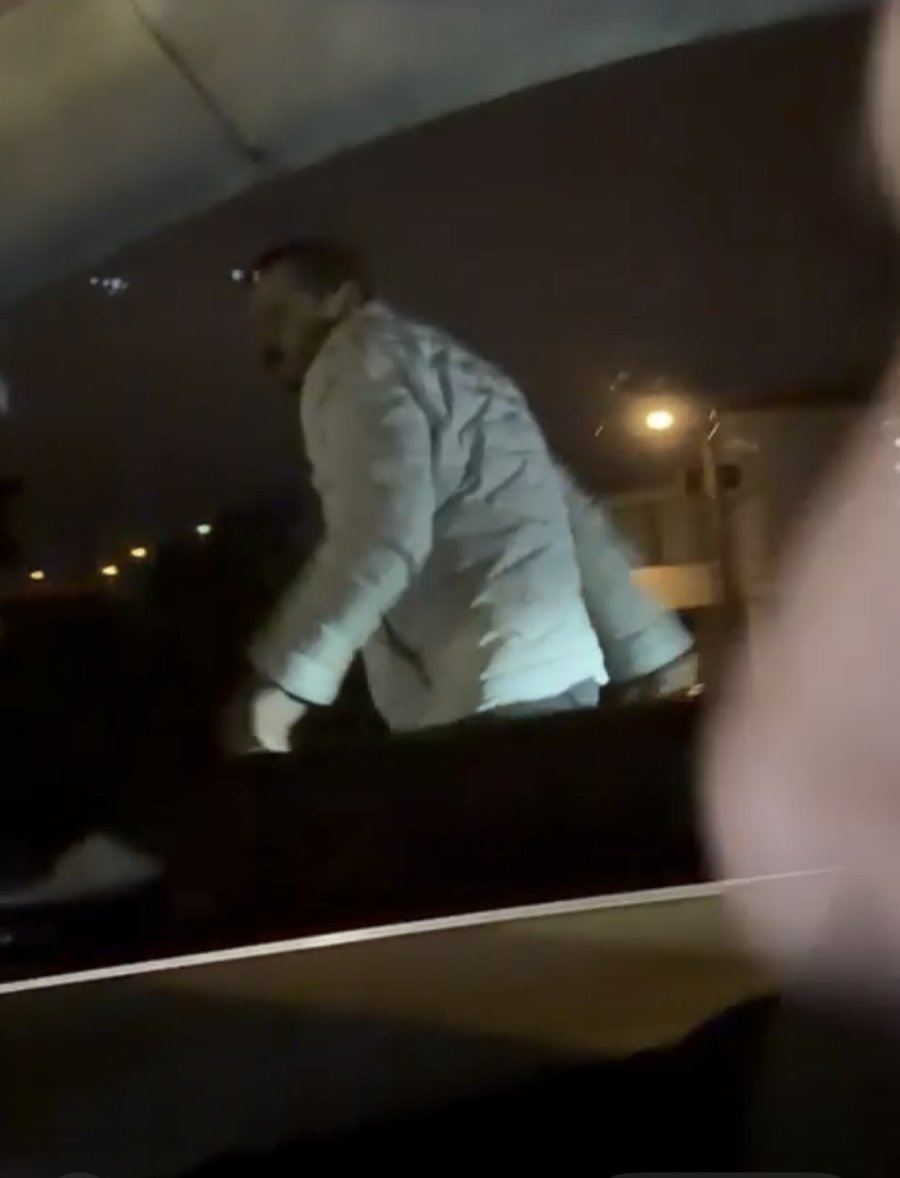 Önce Araca Saldırdı, Ardından Araçtakileri Bıçakladı... O Anlar Kamerada