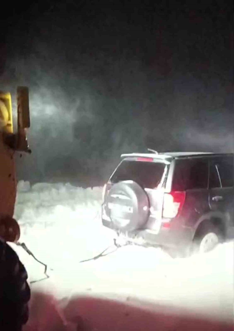 Mersin’de Araçlarıyla Karlı Yolda Mahsur Kalan Çift Kurtarıldı