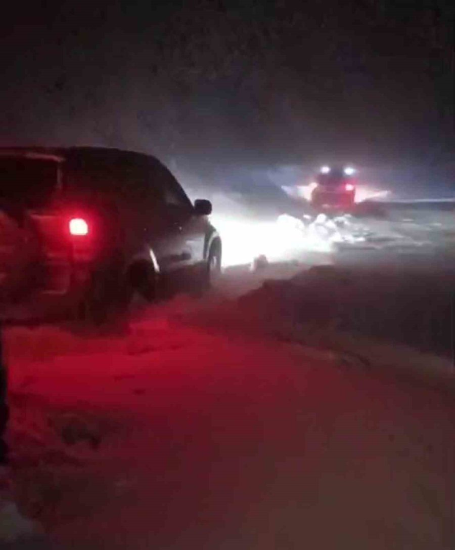 Mersin’de Araçlarıyla Karlı Yolda Mahsur Kalan Çift Kurtarıldı