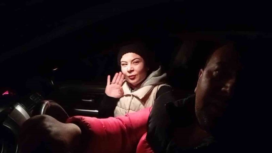 Mersin’de Araçlarıyla Karlı Yolda Mahsur Kalan Çift Kurtarıldı