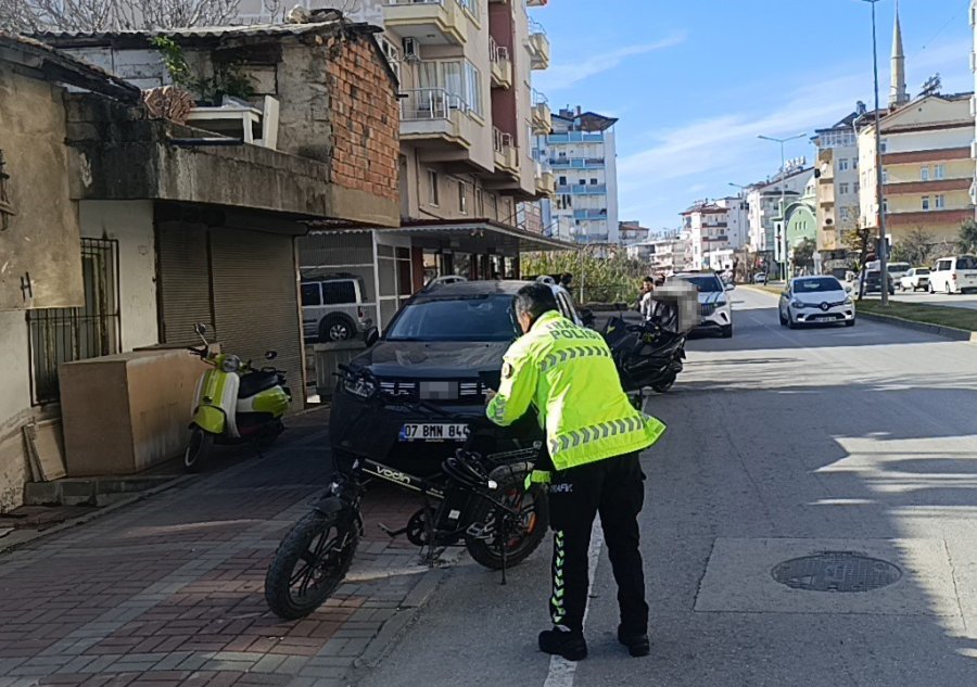 Aynı İstikamette Giden Motosiklet İle Elektrikli Bisiklet Çarpıştı: 1 Yaralı