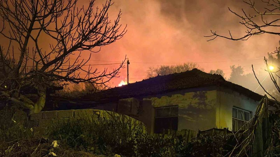 Antalya’da Evleri Tehdit Eden Orman Yangını Kontrol Altına Alındı