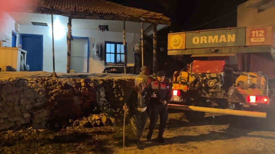 Antalya’da Evleri Tehdit Eden Orman Yangını Kontrol Altına Alındı