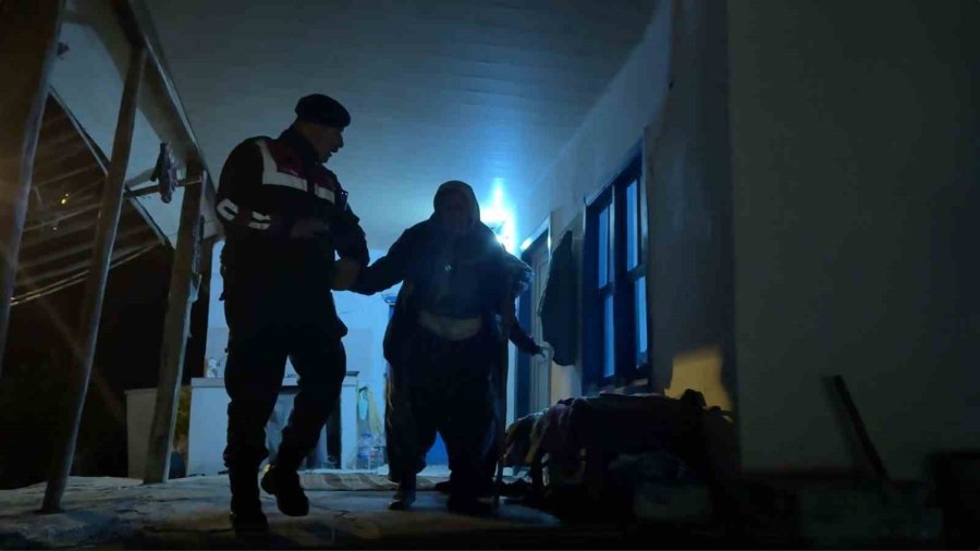 Antalya’da Evleri Tehdit Eden Orman Yangını Kontrol Altına Alındı