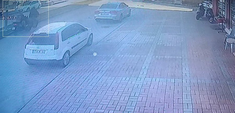 Aynı İstikamette Giden Motosiklet İle Elektrikli Bisiklet Çarpıştı: 1 Yaralı