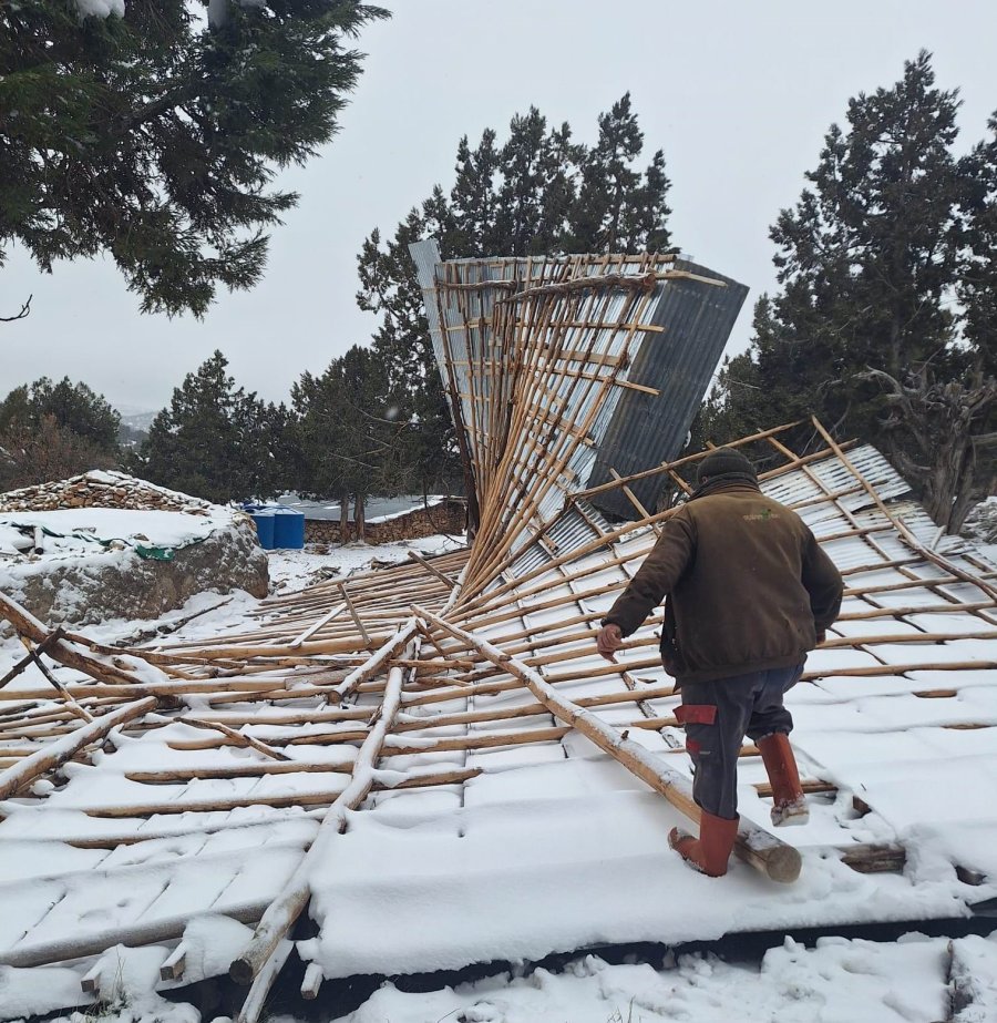 Bozkır’da Şiddetli Fırtına Ahırın Çatısını Uçurdu
