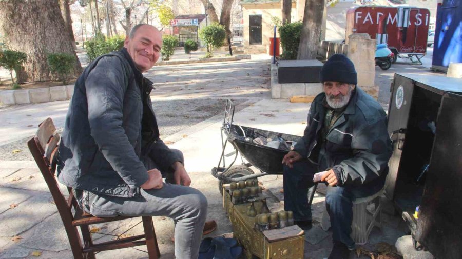 67 Yaşındaki Ayakkabı Boyacısı Ekmek Mücadelesi Veriyor