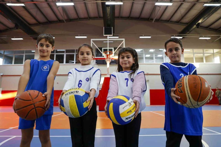 Kaş Ova Spor Salonu Kaşlı Çocukların Ortak Buluşma Noktası Oldu