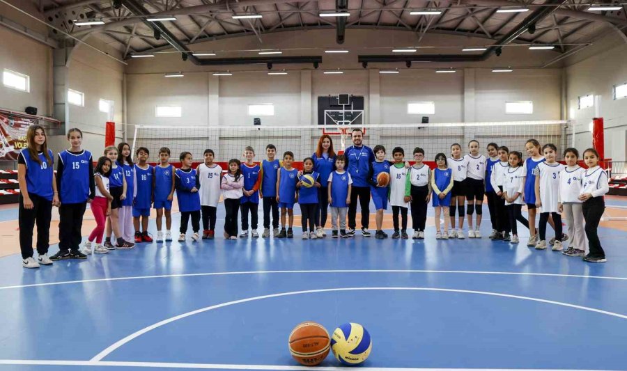 Kaş Ova Spor Salonu Kaşlı Çocukların Ortak Buluşma Noktası Oldu