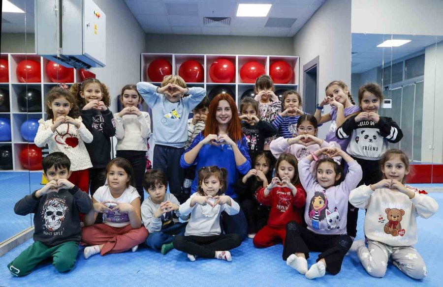 Kaş Ova Spor Salonu Kaşlı Çocukların Ortak Buluşma Noktası Oldu