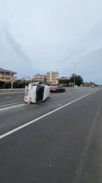 Emniyet Şeridindeki Araca Çarptı: 2 Yaralı