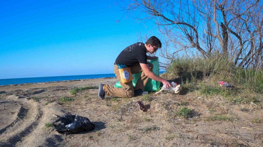 5 Saatte Sahilden 52 Torba Çöp Topladılar