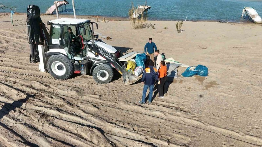 5 Saatte Sahilden 52 Torba Çöp Topladılar