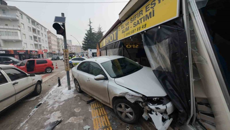 Karaman’da 3 Kişinin Yaralandığı Kazada Otomobil İş Yerine Daldı