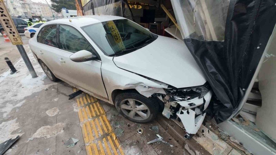 Karaman’da 3 Kişinin Yaralandığı Kazada Otomobil İş Yerine Daldı