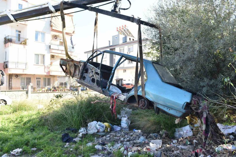 Kepez’de Terk Edilmiş Hurda Araçlar Kaldırıldı