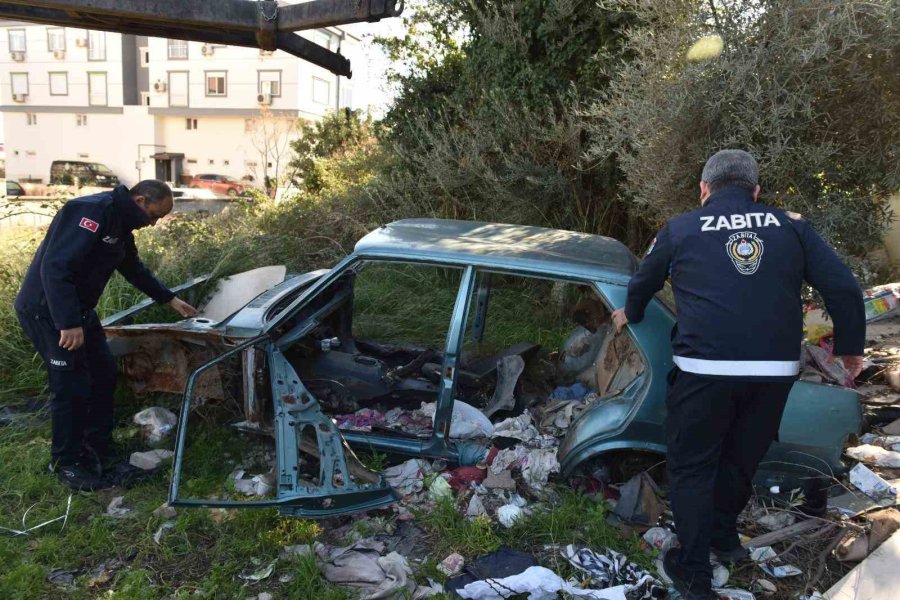 Kepez’de Terk Edilmiş Hurda Araçlar Kaldırıldı