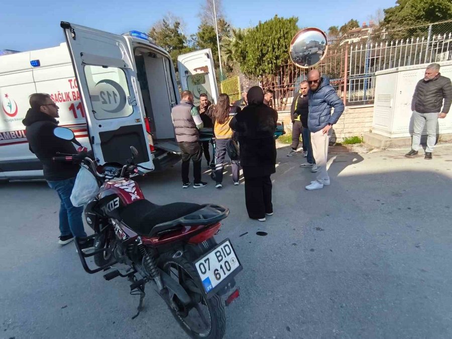 Manavgat’ta Kamyonet İle Motosiklet Çarpıştı: 1 Yaralı