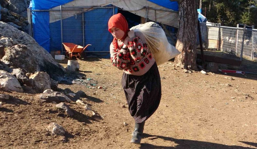 Mersinli Yörük Kızı, Baba Mesleğiyle Kültürünü Yaşatıyor