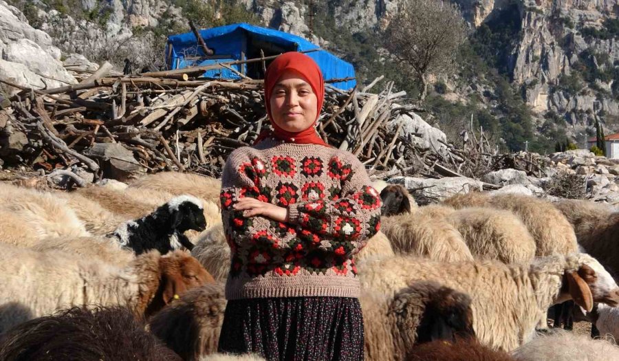 Mersinli Yörük Kızı, Baba Mesleğiyle Kültürünü Yaşatıyor