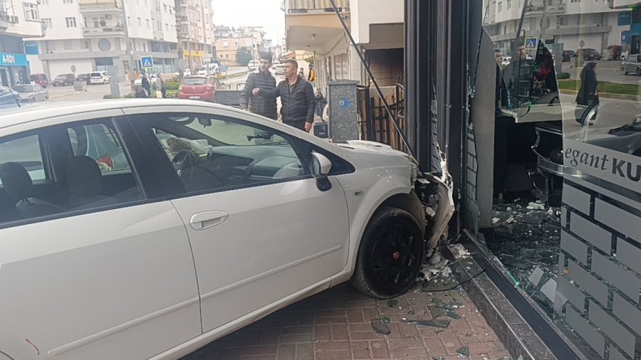 Otomobil Kuaför Dükkanına Daldı: Çalışanlar Kaçtı, Müşteri Fotoğraf Çekti
