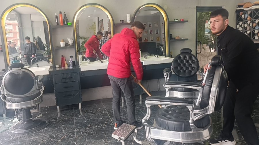 Otomobil Kuaför Dükkanına Daldı: Çalışanlar Kaçtı, Müşteri Fotoğraf Çekti