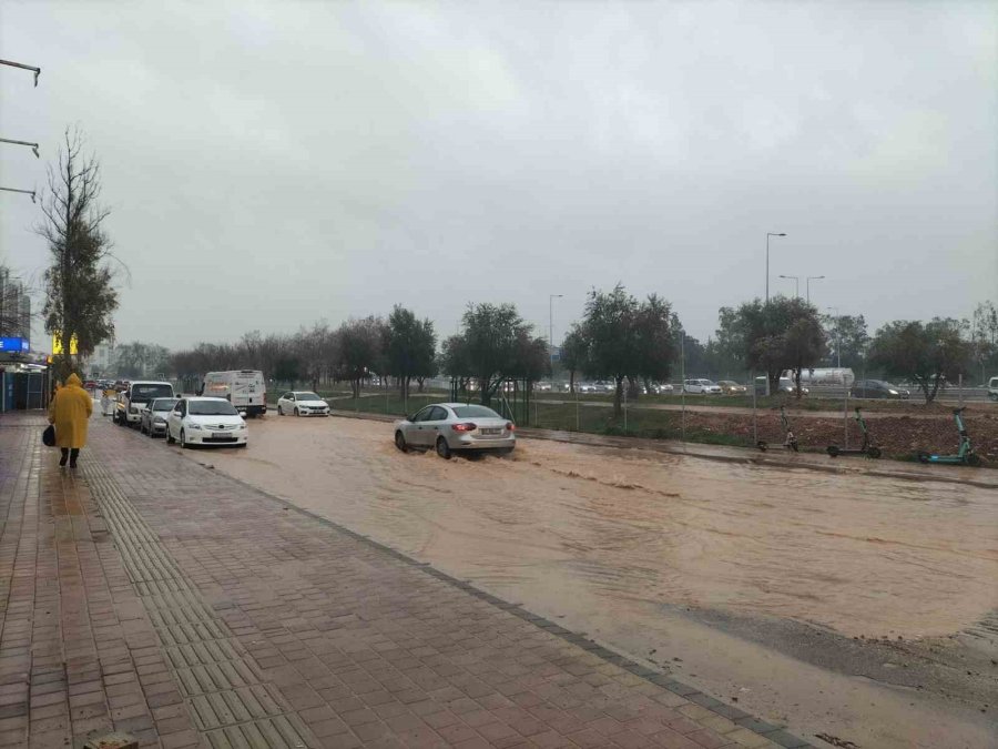 Son Anda Fark Ettiği Dev Dalgaların Arasında Kalmaktan Merdivene Tutunarak Kurtuldu