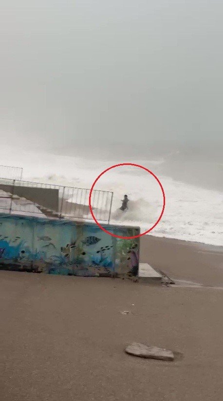 Son Anda Fark Ettiği Dev Dalgaların Arasında Kalmaktan Merdivene Tutunarak Kurtuldu