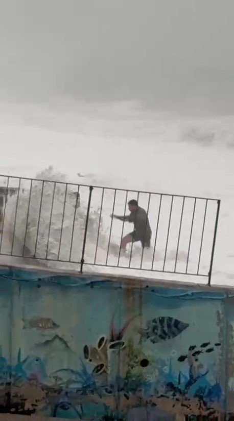 Son Anda Fark Ettiği Dev Dalgaların Arasında Kalmaktan Merdivene Tutunarak Kurtuldu