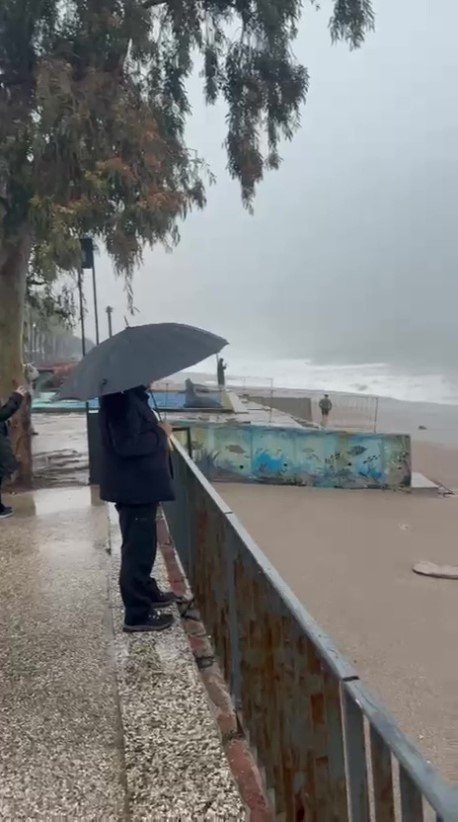Son Anda Fark Ettiği Dev Dalgaların Arasında Kalmaktan Merdivene Tutunarak Kurtuldu