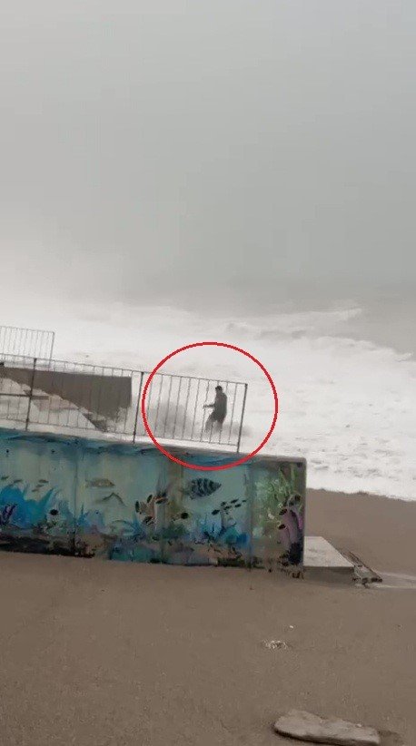 Son Anda Fark Ettiği Dev Dalgaların Arasında Kalmaktan Merdivene Tutunarak Kurtuldu