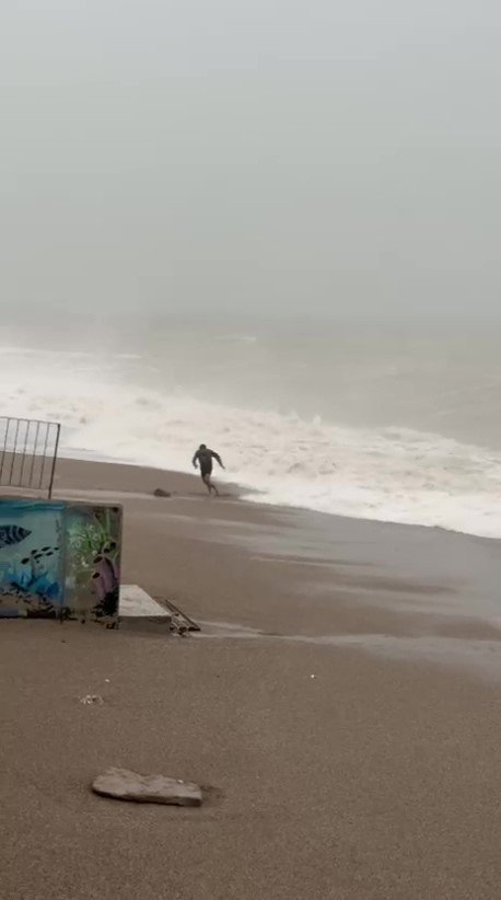 Son Anda Fark Ettiği Dev Dalgaların Arasında Kalmaktan Merdivene Tutunarak Kurtuldu