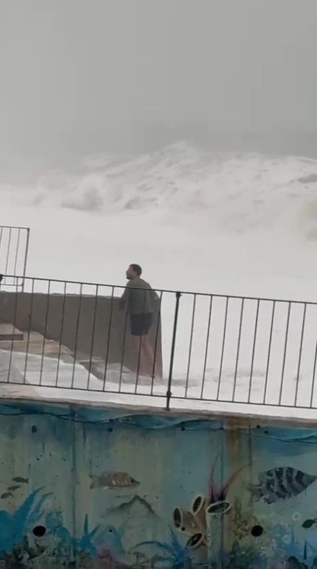 Son Anda Fark Ettiği Dev Dalgaların Arasında Kalmaktan Merdivene Tutunarak Kurtuldu