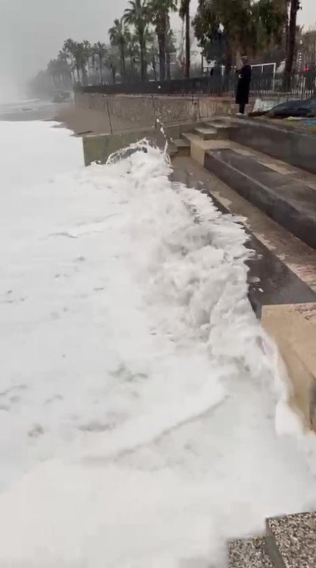 Son Anda Fark Ettiği Dev Dalgaların Arasında Kalmaktan Merdivene Tutunarak Kurtuldu