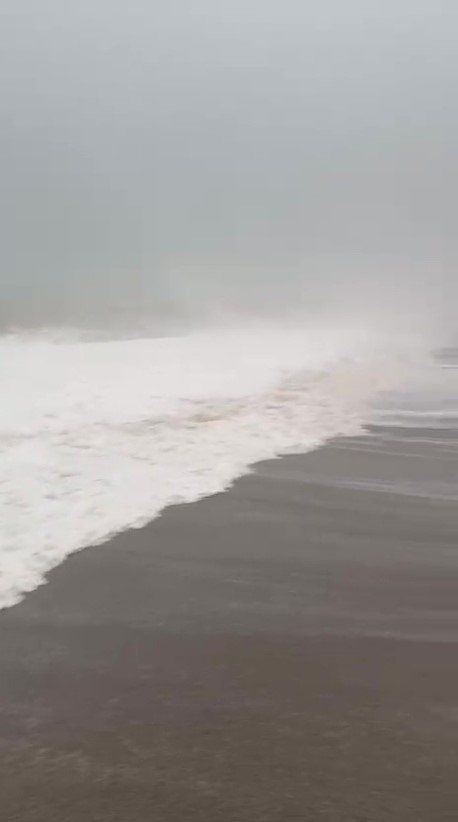 Son Anda Fark Ettiği Dev Dalgaların Arasında Kalmaktan Merdivene Tutunarak Kurtuldu