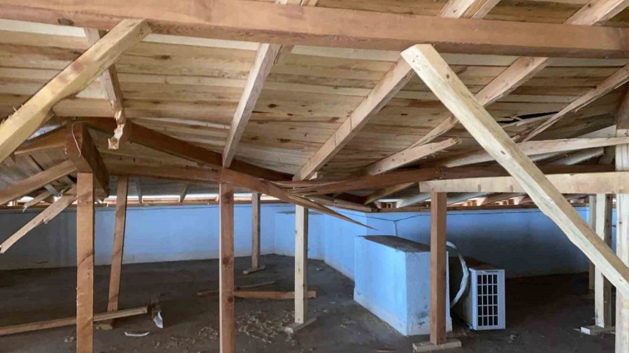 Kaş’ta Fırtına Bir Okulun Çatısına Zarar Verdi