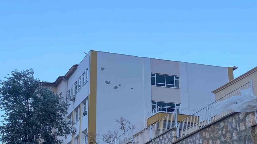 Kaş’ta Fırtına Bir Okulun Çatısına Zarar Verdi
