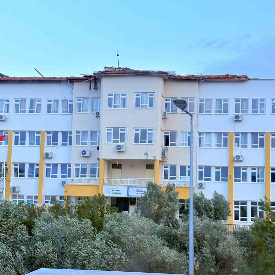 Kaş’ta Fırtına Bir Okulun Çatısına Zarar Verdi