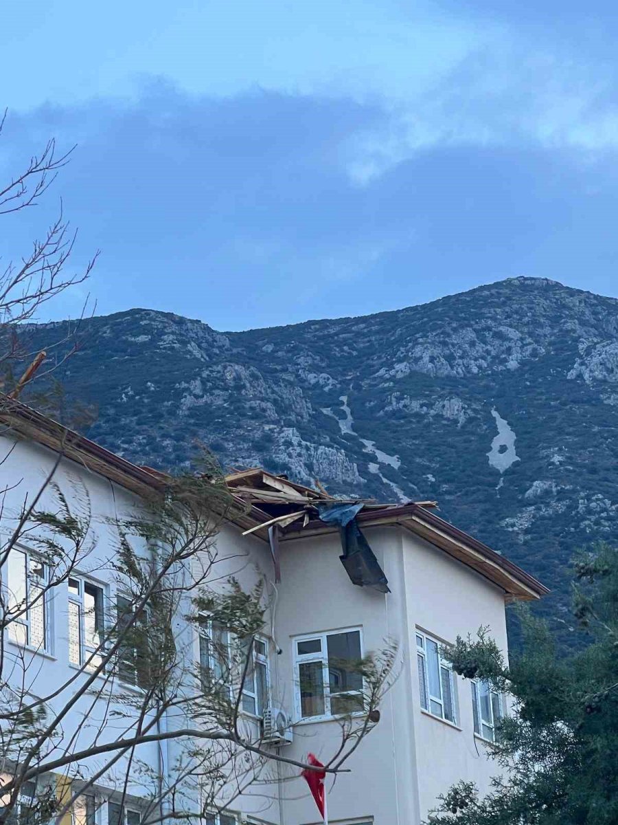 Kaş’ta Fırtına Bir Okulun Çatısına Zarar Verdi