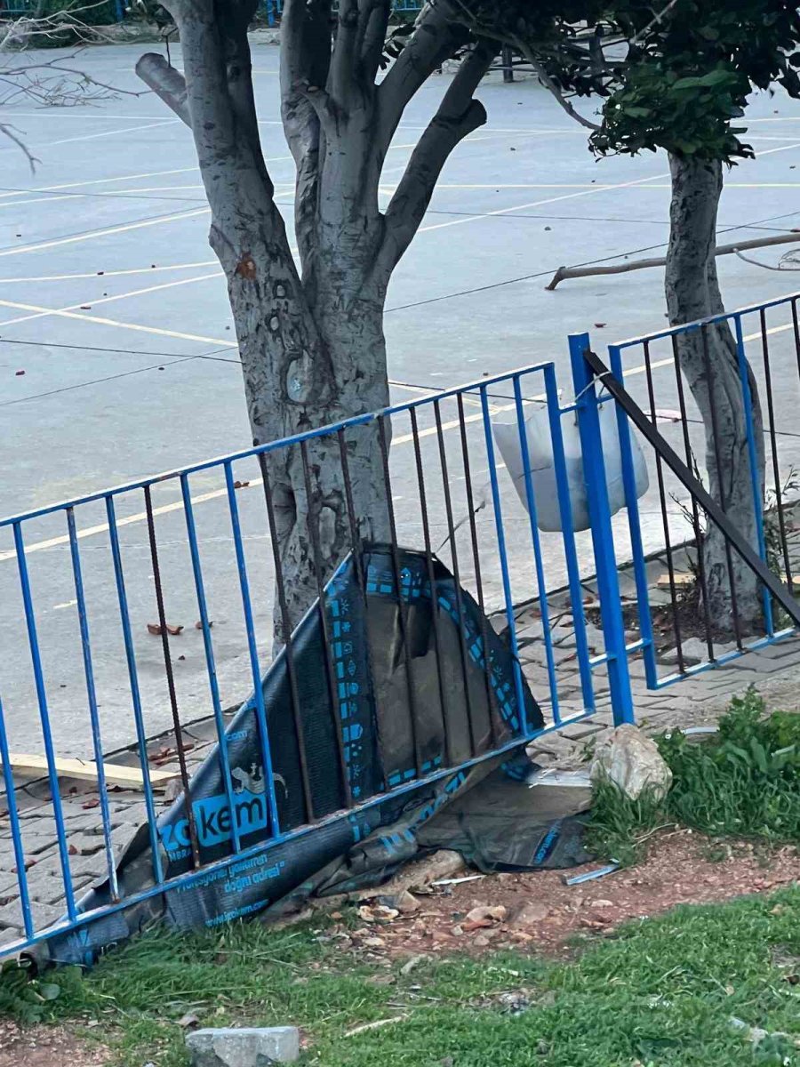 Kaş’ta Fırtına Bir Okulun Çatısına Zarar Verdi