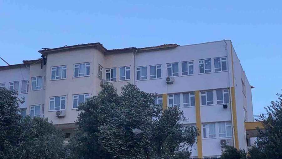 Kaş’ta Fırtına Bir Okulun Çatısına Zarar Verdi