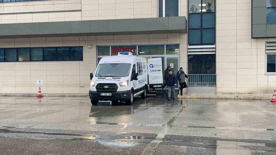 Antalya’da Evinde Silahla Vurulmuş Halde Ölü Bulunan Kişinin Cenazesi Teslim Alındı