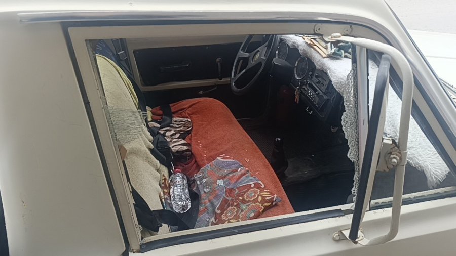 Otomobil Kuaför Dükkanına Daldı: Çalışanlar Kaçtı, Müşteri Fotoğraf Çekti