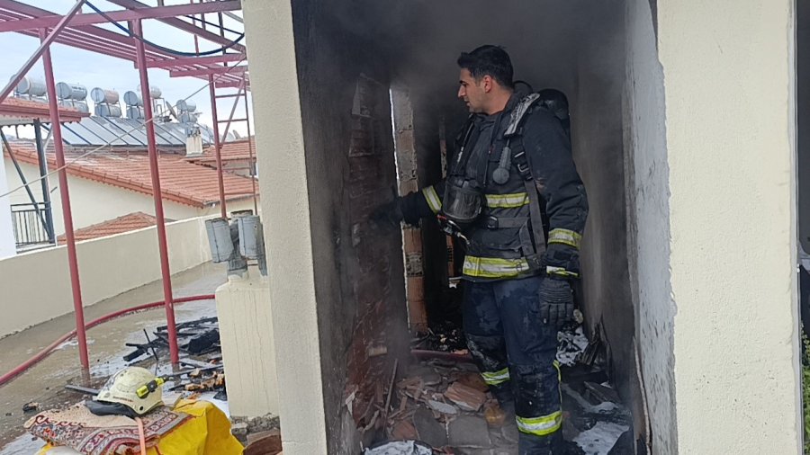 Antalya’da 5 Katlı Apartmanın Çatı Katında Korkutan Yangın