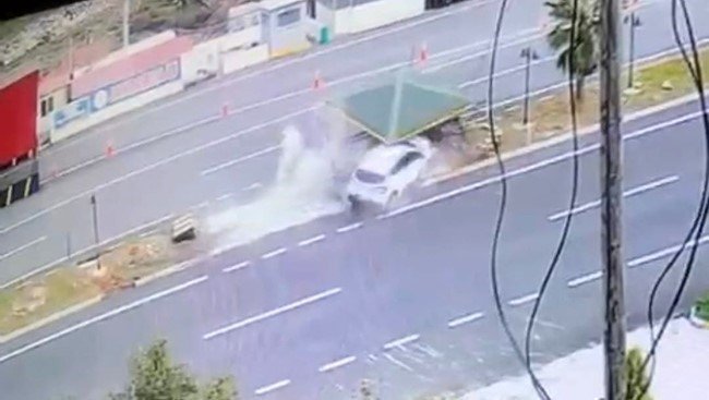 Antalya’da Otomobil Jandarma Bekleme Noktasına Çarptı: 4 Yaralı